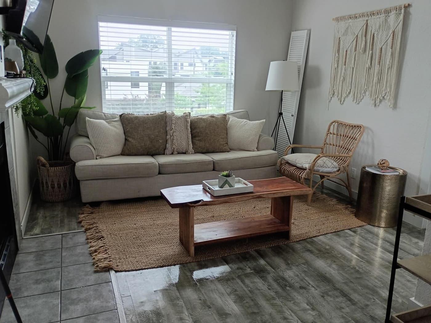 Living room with a linen sofa, jute rug and live-edge coffee table